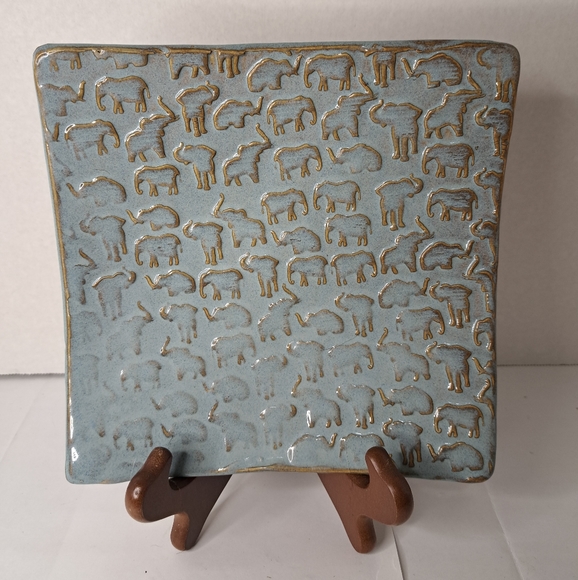 3 Ceramic Platters — Elephant Motif,  Brown Grey Glaze. - Picture 9 of 14